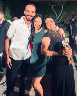 Farah Anany Instagram - مش معقول يا جماعه اللي كل ما تدخل مهرجان المسرح القومي تاخد جوايز دي!!❤️ الف مبروك جايزة احسن ممثله عن استحقاق يا بطلة حياتي ، دايماً فخوره بيكي و على طول رافعه راسي و مشرفاني، سيرتك سابقاكي انسانه و فنانه استثنائيه ، مبروك يا جايزه علي الفاطمه محمد علي ❤️