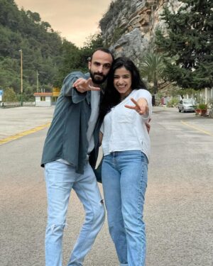Farah Anany Instagram - اسفه اني هقول برقوقه قدام الناس بس مش قادره ماقولهاش ... اعذروني يا جماعه الراجل حقيقي  على قلبي اطعم من البرقوقه ... شكراً يا برقوقه على وقتك و حياتك و طاقتك و مجهودك و فلوسك 😄 اللي ٩٠٪؜ منهم معايا و ليا و عليا ❤️ شكراً على بيتك و اهلك و صحابك و حياتك اللي خليتني جزء من كل حاجه فيهم يمكن اكتر كمان  ما انا بعمل ده معاك .. ربنا يكتر من ايامنا الحلوه مع بعض و افضل بشاركك كل احتفالاتك و المناسبات الحلوه ... عشان اي مناسبه حلوه معاك ليها طعم تاني .. كل سنه و انت صاحبي و حبيبي يا برقوقه❤️