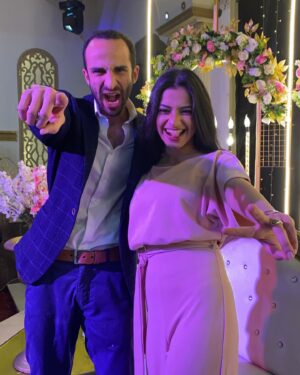 Farah Anany Instagram - اسفه اني هقول برقوقه قدام الناس بس مش قادره ماقولهاش ... اعذروني يا جماعه الراجل حقيقي  على قلبي اطعم من البرقوقه ... شكراً يا برقوقه على وقتك و حياتك و طاقتك و مجهودك و فلوسك 😄 اللي ٩٠٪؜ منهم معايا و ليا و عليا ❤️ شكراً على بيتك و اهلك و صحابك و حياتك اللي خليتني جزء من كل حاجه فيهم يمكن اكتر كمان  ما انا بعمل ده معاك .. ربنا يكتر من ايامنا الحلوه مع بعض و افضل بشاركك كل احتفالاتك و المناسبات الحلوه ... عشان اي مناسبه حلوه معاك ليها طعم تاني .. كل سنه و انت صاحبي و حبيبي يا برقوقه❤️