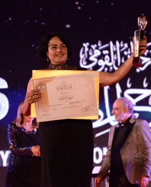 Farah Anany Instagram - مش معقول يا جماعه اللي كل ما تدخل مهرجان المسرح القومي تاخد جوايز دي!!❤️ الف مبروك جايزة احسن ممثله عن استحقاق يا بطلة حياتي ، دايماً فخوره بيكي و على طول رافعه راسي و مشرفاني، سيرتك سابقاكي انسانه و فنانه استثنائيه ، مبروك يا جايزه علي الفاطمه محمد علي ❤️