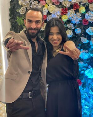 Farah Anany Instagram - اسفه اني هقول برقوقه قدام الناس بس مش قادره ماقولهاش ... اعذروني يا جماعه الراجل حقيقي  على قلبي اطعم من البرقوقه ... شكراً يا برقوقه على وقتك و حياتك و طاقتك و مجهودك و فلوسك 😄 اللي ٩٠٪؜ منهم معايا و ليا و عليا ❤️ شكراً على بيتك و اهلك و صحابك و حياتك اللي خليتني جزء من كل حاجه فيهم يمكن اكتر كمان  ما انا بعمل ده معاك .. ربنا يكتر من ايامنا الحلوه مع بعض و افضل بشاركك كل احتفالاتك و المناسبات الحلوه ... عشان اي مناسبه حلوه معاك ليها طعم تاني .. كل سنه و انت صاحبي و حبيبي يا برقوقه❤️