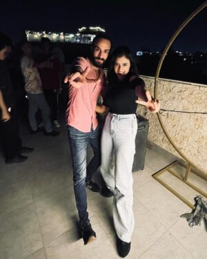 Farah Anany Instagram - اسفه اني هقول برقوقه قدام الناس بس مش قادره ماقولهاش ... اعذروني يا جماعه الراجل حقيقي  على قلبي اطعم من البرقوقه ... شكراً يا برقوقه على وقتك و حياتك و طاقتك و مجهودك و فلوسك 😄 اللي ٩٠٪؜ منهم معايا و ليا و عليا ❤️ شكراً على بيتك و اهلك و صحابك و حياتك اللي خليتني جزء من كل حاجه فيهم يمكن اكتر كمان  ما انا بعمل ده معاك .. ربنا يكتر من ايامنا الحلوه مع بعض و افضل بشاركك كل احتفالاتك و المناسبات الحلوه ... عشان اي مناسبه حلوه معاك ليها طعم تاني .. كل سنه و انت صاحبي و حبيبي يا برقوقه❤️