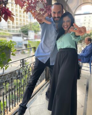 Farah Anany Instagram - اسفه اني هقول برقوقه قدام الناس بس مش قادره ماقولهاش ... اعذروني يا جماعه الراجل حقيقي  على قلبي اطعم من البرقوقه ... شكراً يا برقوقه على وقتك و حياتك و طاقتك و مجهودك و فلوسك 😄 اللي ٩٠٪؜ منهم معايا و ليا و عليا ❤️ شكراً على بيتك و اهلك و صحابك و حياتك اللي خليتني جزء من كل حاجه فيهم يمكن اكتر كمان  ما انا بعمل ده معاك .. ربنا يكتر من ايامنا الحلوه مع بعض و افضل بشاركك كل احتفالاتك و المناسبات الحلوه ... عشان اي مناسبه حلوه معاك ليها طعم تاني .. كل سنه و انت صاحبي و حبيبي يا برقوقه❤️