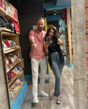 Farah Anany Instagram - اسفه اني هقول برقوقه قدام الناس بس مش قادره ماقولهاش ... اعذروني يا جماعه الراجل حقيقي  على قلبي اطعم من البرقوقه ... شكراً يا برقوقه على وقتك و حياتك و طاقتك و مجهودك و فلوسك 😄 اللي ٩٠٪؜ منهم معايا و ليا و عليا ❤️ شكراً على بيتك و اهلك و صحابك و حياتك اللي خليتني جزء من كل حاجه فيهم يمكن اكتر كمان  ما انا بعمل ده معاك .. ربنا يكتر من ايامنا الحلوه مع بعض و افضل بشاركك كل احتفالاتك و المناسبات الحلوه ... عشان اي مناسبه حلوه معاك ليها طعم تاني .. كل سنه و انت صاحبي و حبيبي يا برقوقه❤️