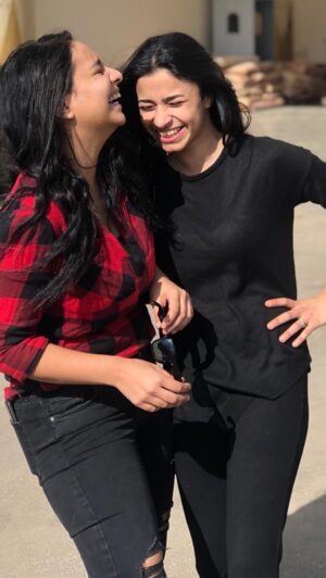 Farah Anany Instagram - نقدم لكم .. ربع قرن من هذا الكائن العشوائي الرقيق ... خمسٌ و عشرون عاماً من التلقائيه و الدلدقه و الهيبره و الضحك و الطبخ و الحاجات المسكره بعد الساعه ١٢ بالليل .. قدامك خمس سنين كمان تكملي فيهم هبل .. سنه واحده زياده و هيبقى تصابي بقى مش هينفع لازم تعمليلك قفله ... كل سنه و انتي طيبه يا بيبو حبيبة قلبي و دايماً قارفاني و مش طايقاكي و بحبك اوي قد الدنيا ❤️ اختي حبيبتي❤️❤️❤️