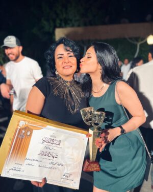 Farah Anany Instagram - مش معقول يا جماعه اللي كل ما تدخل مهرجان المسرح القومي تاخد جوايز دي!!❤️ الف مبروك جايزة احسن ممثله عن استحقاق يا بطلة حياتي ، دايماً فخوره بيكي و على طول رافعه راسي و مشرفاني، سيرتك سابقاكي انسانه و فنانه استثنائيه ، مبروك يا جايزه علي الفاطمه محمد علي ❤️