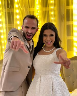 Farah Anany Instagram - اسفه اني هقول برقوقه قدام الناس بس مش قادره ماقولهاش ... اعذروني يا جماعه الراجل حقيقي  على قلبي اطعم من البرقوقه ... شكراً يا برقوقه على وقتك و حياتك و طاقتك و مجهودك و فلوسك 😄 اللي ٩٠٪؜ منهم معايا و ليا و عليا ❤️ شكراً على بيتك و اهلك و صحابك و حياتك اللي خليتني جزء من كل حاجه فيهم يمكن اكتر كمان  ما انا بعمل ده معاك .. ربنا يكتر من ايامنا الحلوه مع بعض و افضل بشاركك كل احتفالاتك و المناسبات الحلوه ... عشان اي مناسبه حلوه معاك ليها طعم تاني .. كل سنه و انت صاحبي و حبيبي يا برقوقه❤️