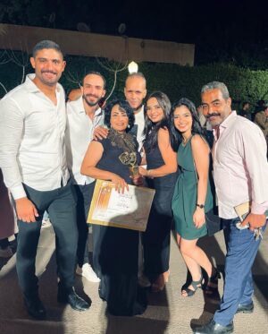Farah Anany Instagram - مش معقول يا جماعه اللي كل ما تدخل مهرجان المسرح القومي تاخد جوايز دي!!❤️ الف مبروك جايزة احسن ممثله عن استحقاق يا بطلة حياتي ، دايماً فخوره بيكي و على طول رافعه راسي و مشرفاني، سيرتك سابقاكي انسانه و فنانه استثنائيه ، مبروك يا جايزه علي الفاطمه محمد علي ❤️