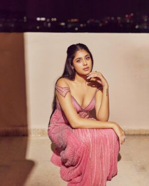 Faria Abdullah Instagram - From saying “One day it’ll be my time” to “One day at a time” cause sometimes we forget that it’s all happening right now. 

This one was special. Thank you @filmfare 💕 
Signing off, 
Your host 
.
.
.
.
.
Styling : @aishwarya128 
Make up: @anushalimakeup and team 
Outfit : @bhawnaraoluxury
Jewellery : @hybajewels
Assisted by : @ashrithamudumbai
📷 @arifminhaz