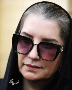 Fariba Kowsari Instagram - همیشه فکر میکنم،موی سپید شبیه 
دفتر خاطرات زندگی آدمهاست 
پر از تجربه ها، و خاطرات تلخ و شیرین 
انگار یک پختگی و اصالتی پشتشه 
ولی موهایت که شروع به سفید شدن کرد
تازه میفهمی زندگی شوخی بردار نیست 
و تو جدی جدی داری پیر میشوی
در ذهنت هنوز یک کودک شادابی،اما هر بار که مقابل 
آیینه می ایستی ،چهره جا افتاده تری از خودت میبینی
گاهی از موهای سپیدت بیزار میشوی و گاهی دوستشان داری و گاهی دنبال راهی برای بازگشت به روزهایی میگردی
که موهایت هنوز سیاه بود و لبخندهایت هنوز عمیق 
و شانه هایت هنوز سبک 
میترسی از چهل ساله شدن و میترسی از پنجاه، شصت ،
و هفتاد ساله شدن و به مرور می پذیری که از تو 
سن و سالی گذشته و باید رفتارهایت را با میزان
تجربه ای که از زیستن داری، تنظیم کنی
روزی همه چیز را می پذیری و متقاعد میشوی که 
فارغ از سالهای گذشته و سالهای باقیمانده و میزان 
موهای سیاه و سپیدت و شرایط سن و سالت و هر 
چیز که هست، باید زندگی کنی ، باید خوب زندگی کنی
.
. 
#فريبا_كوثري #زندگی#تجربه#زن