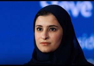 Fariborz Arabnia Instagram - ▪️یک زن ایرانی‌تبار به وزارت آموزش و پرورش امارات رسید.

 ‘ساره امیری’ به عنوان وزیر آموزش و پرورش امارات متحده‌ی عربی منصوب شد.
شیخ محمد بن راشد آل مکتوم، نخست‌وزیر امارات متحده‌ی عربی، روز یک‌شنبه، ۲۴ تیر این خبر را در پستی در شبکه‌ی اجتماعی اکس اعلام کرد.
خانم امیری پیش‌تر، رییس آژانس فضایی و شورای دانشمندان این کشور بود.
پس از پرتاب موفقیت‌آمیز کاوش‌گر امارات به مریخ در سال ۱۳۹۹، بسیاری از ایرانی‌ها، به‌‌ویژه در شبکه‌های اجتماعی، دربار‌ه‌ی مدیر این پروژه‌ی بزرگ یعنی ‘ساره امیری’ سخن گفتند.
خانواده‌ی خانم امیری اهل سیستان‌وبلوچستان هستند که پس از انقلاب اسلامی سال ۱۳۵۷، از ایران به امارات مهاجرت کردند.