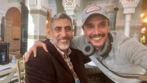 Farid Regragui Instagram - Plus de 20 ans d'amitié...très content de te retrouver très cher ami sur un autre projet..bravo pour ton engagement et ta générosité mon frère simoka 
@mohamed_simoka_aouragh
#tournage #serie #acteur #amitiés #maroc🇲🇦
#marrakech