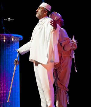 Farid Regragui Instagram - لقطات للممثل فريد الركراكي @farid_regragui_officiel من مسرحية الفيجطة للمخرج أمين ناسور
#photography #theatre_mohamed_5 #theatre #maroc