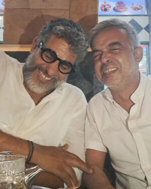 Farid Regragui Instagram - Impossible de résister devant toi mon cher ami @rachid_elkhatabi..lah ihafdak et merci pour ce bon moment de partage; de rire et d'échange.
#rire #amitié #theatre #workshop #comedien #acteur #scenographie #scene