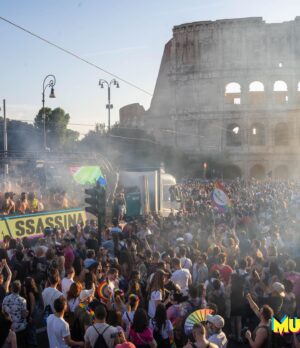 Farida Kant Instagram - Roma Pride 2024. 
La giornata più importante dell’anno, in cui tutto si colora di orgoglio, solidarietà e potenza.
Eravamo tantissimi nelle strade di Roma felici di far parte di una giornata che ci ha messo al primo posto in una società che spesso ci fa sentire inadeguati, sbagliati.
Io vivo il pride ogni giorno della mia vita, nel mio piccolo cercando di fare la differenza. Dopo un lungo periodo buio, in questa giornata volevo urlare al mondo di quanto io sia riuscito finalmente a capire il mio splendido valore e di quanto mi amo. Per farlo ho usato l’arte del costume che mi caratterizza, l’idea si è evoluta grazie all’aiuto di una persona splendida @nait.sir.c , il messaggio però nn doveva limitarsi solo a me. I’m MY PRIDE scritto su uno scudo specchiato rivolto verso di voi. Non abbattiamoci , siamo felici e orgogliosi di quello che siamo, convinti del fatto che nessuno mai potrà  dirci come vivere la nostra preziosa vita, annebbiando la nostra luce. Io vi amo infinitamente e vi ringrazierò in eterno per avermi salvato da quel periodo buio che io stesso avevo stupidamente deciso di vivere. 
Siamo il nostro orgoglio.