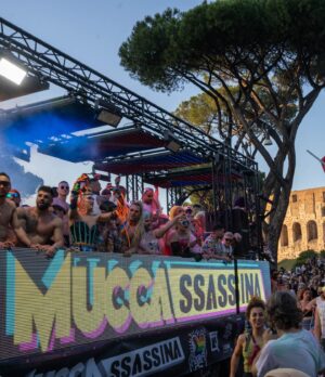 Farida Kant Instagram - Roma Pride 2024. 
La giornata più importante dell’anno, in cui tutto si colora di orgoglio, solidarietà e potenza.
Eravamo tantissimi nelle strade di Roma felici di far parte di una giornata che ci ha messo al primo posto in una società che spesso ci fa sentire inadeguati, sbagliati.
Io vivo il pride ogni giorno della mia vita, nel mio piccolo cercando di fare la differenza. Dopo un lungo periodo buio, in questa giornata volevo urlare al mondo di quanto io sia riuscito finalmente a capire il mio splendido valore e di quanto mi amo. Per farlo ho usato l’arte del costume che mi caratterizza, l’idea si è evoluta grazie all’aiuto di una persona splendida @nait.sir.c , il messaggio però nn doveva limitarsi solo a me. I’m MY PRIDE scritto su uno scudo specchiato rivolto verso di voi. Non abbattiamoci , siamo felici e orgogliosi di quello che siamo, convinti del fatto che nessuno mai potrà  dirci come vivere la nostra preziosa vita, annebbiando la nostra luce. Io vi amo infinitamente e vi ringrazierò in eterno per avermi salvato da quel periodo buio che io stesso avevo stupidamente deciso di vivere. 
Siamo il nostro orgoglio.