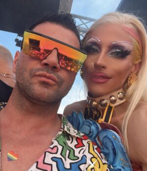 Farida Kant Instagram - Roma Pride 2024. 
La giornata più importante dell’anno, in cui tutto si colora di orgoglio, solidarietà e potenza.
Eravamo tantissimi nelle strade di Roma felici di far parte di una giornata che ci ha messo al primo posto in una società che spesso ci fa sentire inadeguati, sbagliati.
Io vivo il pride ogni giorno della mia vita, nel mio piccolo cercando di fare la differenza. Dopo un lungo periodo buio, in questa giornata volevo urlare al mondo di quanto io sia riuscito finalmente a capire il mio splendido valore e di quanto mi amo. Per farlo ho usato l’arte del costume che mi caratterizza, l’idea si è evoluta grazie all’aiuto di una persona splendida @nait.sir.c , il messaggio però nn doveva limitarsi solo a me. I’m MY PRIDE scritto su uno scudo specchiato rivolto verso di voi. Non abbattiamoci , siamo felici e orgogliosi di quello che siamo, convinti del fatto che nessuno mai potrà  dirci come vivere la nostra preziosa vita, annebbiando la nostra luce. Io vi amo infinitamente e vi ringrazierò in eterno per avermi salvato da quel periodo buio che io stesso avevo stupidamente deciso di vivere. 
Siamo il nostro orgoglio.