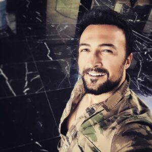 Fatih Ayhan Instagram - Gülüyorum sadece,arkasında gizli hüzünler.