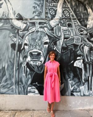 Fátima Lopes Instagram - Arcos de Valdevez recebe agora o Festival de arte urbana @murarcos, um projeto que pretende reabilitar, através da pintura, uma série de edifícios da zona histórica da vila. Convidaram-me para conhecer o trabalho do curador desta galeria ao ar livre, @regg.salgado, e de mais duas artistas, @danielaguerreiro_ e @mariana95santos, que fazem parte da equipa que está a dar uma nova vida e alma a edifícios com significado para a vila. É um bonito exemplo de como o muralismo contemporâneo pode andar de mãos dadas com a história. Fiquei de voltar para ver o resultado final. 😊

👗 @smfofficial