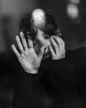 Federica Sabatini Instagram - Quando ho conosciuto Alessandro avevo forse 8 anni, il mio volergli bene è stato immediato, senza alternative. Questa cosa non è mai cambiata, mi ha vista crescere da allora ed è stata una presenza preziosa. Neanche questo è mai cambiato. Sorrido e mi commuovo pensando a quanto siano a tratti incrociate, a tratti parallele, le nostre vite. 
Grazie Ali per essere il fratello del cuore che sei. 
So much love, always 🤍✨

PH. @alessandro_rabboni_studio 
MUA @romina_carancini 
@core_creativestudio