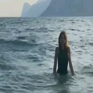 Federica Sabatini Instagram - Un pezzo della mia casa abita i laghi e le montagne 💞🦢 

@veronikamiotto 🫂