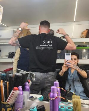 Federica Sabatini Instagram - Ce semo regà ❤️‍🔥

SUBURRAETERNA is on @netflixit 

Qua un po’ di backstage e amore per questa famiglia bella bella in modo assurdo 

Puro amore per voi 

🍿🖤💥