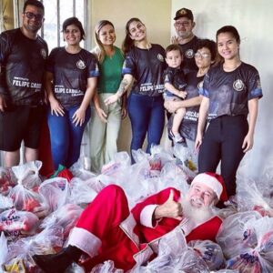 Felipe Colares Instagram - Hoje, talvez, eu esteja começando a entender o motivo de tudo. Esta missão nunca foi do Felipe, sempre foi nossa. Felipe era tão puro, um ser humano tão iluminado, que não precisou viver muito porque ele tinha mais a ensinar do que aprender. Ele ensinou sobre amor ao próximo, sobre ser persistente nos objetivos, sobre viver intensamente e realizar seus sonhos, ele ensinou sobre caridade, sobre igualdade. Felipe não tinha frescura com nada, ele comia num restaurante caro ou na tia que vendia marmita na esquina. Após a luta, ele não ficava na área restrita aos atletas famosos, ele queria mesmo era ficar na arquibancada com a plateia, com os fãs. E, por onde ele passou, cativou muitos corações. Ele não precisava forçar sorrisos ou demonstrar ser o que não era. Ele, simplesmente, era. Com aquele sorrisão no rosto, jeitinho de menino e decisões de homem, aquele menino que saiu da baixada das Pedrinhas, no extremo norte do país, ganhou o mundo com seu jeito humano de ser. Ele veio aqui, construiu um nome, realizou seus sonhos, viveu em 29 anos o que muitos não têm a oportunidade de viver uma vida inteira, escreveu o primeiro capítulo desta história e partiu na velocidade da luz. Virou anjo, estrela, o sol que nos ilumina e a lua que nos traz acalanto num momento de dor e saudade. Ele deixou a missão para que a gente terminasse, cumprisse, e nós não falharemos. Vamos fazer valer cada lição que ele deixou aqui e eu tenho certeza que, muito em breve, colheremos os bons frutos deste lindo projeto. 

Minha vida, ilumina e nos protege daí, que a gente resolve aqui, tá bom? 
Para todo sempre, nós 🤍

#familiaifcc #moment #memorie #projetosocial #acaosocial #acaosolidaria #instituto #artesmarciais #luto #saudades