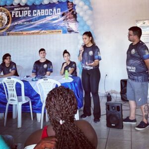 Felipe Colares Instagram - Hoje, talvez, eu esteja começando a entender o motivo de tudo. Esta missão nunca foi do Felipe, sempre foi nossa. Felipe era tão puro, um ser humano tão iluminado, que não precisou viver muito porque ele tinha mais a ensinar do que aprender. Ele ensinou sobre amor ao próximo, sobre ser persistente nos objetivos, sobre viver intensamente e realizar seus sonhos, ele ensinou sobre caridade, sobre igualdade. Felipe não tinha frescura com nada, ele comia num restaurante caro ou na tia que vendia marmita na esquina. Após a luta, ele não ficava na área restrita aos atletas famosos, ele queria mesmo era ficar na arquibancada com a plateia, com os fãs. E, por onde ele passou, cativou muitos corações. Ele não precisava forçar sorrisos ou demonstrar ser o que não era. Ele, simplesmente, era. Com aquele sorrisão no rosto, jeitinho de menino e decisões de homem, aquele menino que saiu da baixada das Pedrinhas, no extremo norte do país, ganhou o mundo com seu jeito humano de ser. Ele veio aqui, construiu um nome, realizou seus sonhos, viveu em 29 anos o que muitos não têm a oportunidade de viver uma vida inteira, escreveu o primeiro capítulo desta história e partiu na velocidade da luz. Virou anjo, estrela, o sol que nos ilumina e a lua que nos traz acalanto num momento de dor e saudade. Ele deixou a missão para que a gente terminasse, cumprisse, e nós não falharemos. Vamos fazer valer cada lição que ele deixou aqui e eu tenho certeza que, muito em breve, colheremos os bons frutos deste lindo projeto. 

Minha vida, ilumina e nos protege daí, que a gente resolve aqui, tá bom? 
Para todo sempre, nós 🤍

#familiaifcc #moment #memorie #projetosocial #acaosocial #acaosolidaria #instituto #artesmarciais #luto #saudades
