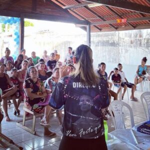 Felipe Colares Instagram - Hoje, talvez, eu esteja começando a entender o motivo de tudo. Esta missão nunca foi do Felipe, sempre foi nossa. Felipe era tão puro, um ser humano tão iluminado, que não precisou viver muito porque ele tinha mais a ensinar do que aprender. Ele ensinou sobre amor ao próximo, sobre ser persistente nos objetivos, sobre viver intensamente e realizar seus sonhos, ele ensinou sobre caridade, sobre igualdade. Felipe não tinha frescura com nada, ele comia num restaurante caro ou na tia que vendia marmita na esquina. Após a luta, ele não ficava na área restrita aos atletas famosos, ele queria mesmo era ficar na arquibancada com a plateia, com os fãs. E, por onde ele passou, cativou muitos corações. Ele não precisava forçar sorrisos ou demonstrar ser o que não era. Ele, simplesmente, era. Com aquele sorrisão no rosto, jeitinho de menino e decisões de homem, aquele menino que saiu da baixada das Pedrinhas, no extremo norte do país, ganhou o mundo com seu jeito humano de ser. Ele veio aqui, construiu um nome, realizou seus sonhos, viveu em 29 anos o que muitos não têm a oportunidade de viver uma vida inteira, escreveu o primeiro capítulo desta história e partiu na velocidade da luz. Virou anjo, estrela, o sol que nos ilumina e a lua que nos traz acalanto num momento de dor e saudade. Ele deixou a missão para que a gente terminasse, cumprisse, e nós não falharemos. Vamos fazer valer cada lição que ele deixou aqui e eu tenho certeza que, muito em breve, colheremos os bons frutos deste lindo projeto. 

Minha vida, ilumina e nos protege daí, que a gente resolve aqui, tá bom? 
Para todo sempre, nós 🤍

#familiaifcc #moment #memorie #projetosocial #acaosocial #acaosolidaria #instituto #artesmarciais #luto #saudades