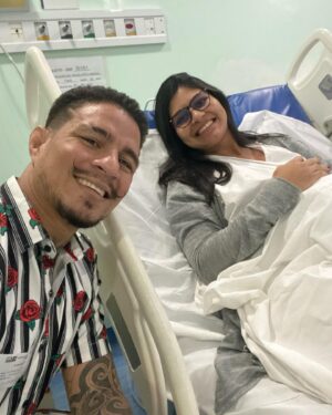 Felipe Colares Instagram - O sonho dele era ser pai, foi em maio de 2021, depois da sua luta no UFC contra o Luck Sanders, em que saiu vitorioso que, ao retornar para casa, veio o tão sonhado pedido: “amor, vamos ter um filho? Eu estou pronto pra ser pai. Você está pronta pra ser mãe?”. E eu respondi que sim. Desde aí, começamos a idealizar como ele ou ela seria. De cara, já decidimos o nome. Se fosse menino, Rhavi - significa sol. Se menina, Luna - lua. Já que somos amantes e admiradores da natureza, do sol e da lua. 
Ao descobrir que, finalmente, estávamos grávidos, preparei uma surpresa pra ele, chamei-o para conversar, ele ficou apreensivo (pensando que tinha feito algo de errado). Até que chegou à empresa, @rodrigobabi e @douglasmouramma estavam dando aula, todos os alunos viram a emoção que foi quando ele recebeu a notícia. Vocês lembram? Ele saiu gritando “eu vou ser papai!”. E foi assim que eu conheci mais uma versão do ser humano mais incrível do mundo. Não bastava ele ser só o atleta, nem só o marido, o filho, ele tinha que ser O PAI. Sempre esteve ao meu lado em todos os momentos da gestação e até os 10 meses do Rhavi. Hoje, nosso pequeno completa 1 aninho, infelizmente, ele não está aqui em matéria, mas sei que está cuidando da gente, nos iluminando e protegendo para todo sempre. Obrigada por ser esse pai maravilhoso, minha vida! Rhavi saberá do superpai que você sempre foi. 
Feliz vida ao nosso Rhavi 🎂❤️💎