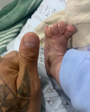 Felipe Colares Instagram - O sonho dele era ser pai, foi em maio de 2021, depois da sua luta no UFC contra o Luck Sanders, em que saiu vitorioso que, ao retornar para casa, veio o tão sonhado pedido: “amor, vamos ter um filho? Eu estou pronto pra ser pai. Você está pronta pra ser mãe?”. E eu respondi que sim. Desde aí, começamos a idealizar como ele ou ela seria. De cara, já decidimos o nome. Se fosse menino, Rhavi - significa sol. Se menina, Luna - lua. Já que somos amantes e admiradores da natureza, do sol e da lua. 
Ao descobrir que, finalmente, estávamos grávidos, preparei uma surpresa pra ele, chamei-o para conversar, ele ficou apreensivo (pensando que tinha feito algo de errado). Até que chegou à empresa, @rodrigobabi e @douglasmouramma estavam dando aula, todos os alunos viram a emoção que foi quando ele recebeu a notícia. Vocês lembram? Ele saiu gritando “eu vou ser papai!”. E foi assim que eu conheci mais uma versão do ser humano mais incrível do mundo. Não bastava ele ser só o atleta, nem só o marido, o filho, ele tinha que ser O PAI. Sempre esteve ao meu lado em todos os momentos da gestação e até os 10 meses do Rhavi. Hoje, nosso pequeno completa 1 aninho, infelizmente, ele não está aqui em matéria, mas sei que está cuidando da gente, nos iluminando e protegendo para todo sempre. Obrigada por ser esse pai maravilhoso, minha vida! Rhavi saberá do superpai que você sempre foi. 
Feliz vida ao nosso Rhavi 🎂❤️💎