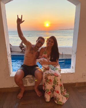 Felipe Colares Instagram - O sonho dele era ser pai, foi em maio de 2021, depois da sua luta no UFC contra o Luck Sanders, em que saiu vitorioso que, ao retornar para casa, veio o tão sonhado pedido: “amor, vamos ter um filho? Eu estou pronto pra ser pai. Você está pronta pra ser mãe?”. E eu respondi que sim. Desde aí, começamos a idealizar como ele ou ela seria. De cara, já decidimos o nome. Se fosse menino, Rhavi - significa sol. Se menina, Luna - lua. Já que somos amantes e admiradores da natureza, do sol e da lua. 
Ao descobrir que, finalmente, estávamos grávidos, preparei uma surpresa pra ele, chamei-o para conversar, ele ficou apreensivo (pensando que tinha feito algo de errado). Até que chegou à empresa, @rodrigobabi e @douglasmouramma estavam dando aula, todos os alunos viram a emoção que foi quando ele recebeu a notícia. Vocês lembram? Ele saiu gritando “eu vou ser papai!”. E foi assim que eu conheci mais uma versão do ser humano mais incrível do mundo. Não bastava ele ser só o atleta, nem só o marido, o filho, ele tinha que ser O PAI. Sempre esteve ao meu lado em todos os momentos da gestação e até os 10 meses do Rhavi. Hoje, nosso pequeno completa 1 aninho, infelizmente, ele não está aqui em matéria, mas sei que está cuidando da gente, nos iluminando e protegendo para todo sempre. Obrigada por ser esse pai maravilhoso, minha vida! Rhavi saberá do superpai que você sempre foi. 
Feliz vida ao nosso Rhavi 🎂❤️💎