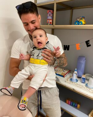 Felipe Colares Instagram - O sonho dele era ser pai, foi em maio de 2021, depois da sua luta no UFC contra o Luck Sanders, em que saiu vitorioso que, ao retornar para casa, veio o tão sonhado pedido: “amor, vamos ter um filho? Eu estou pronto pra ser pai. Você está pronta pra ser mãe?”. E eu respondi que sim. Desde aí, começamos a idealizar como ele ou ela seria. De cara, já decidimos o nome. Se fosse menino, Rhavi - significa sol. Se menina, Luna - lua. Já que somos amantes e admiradores da natureza, do sol e da lua. 
Ao descobrir que, finalmente, estávamos grávidos, preparei uma surpresa pra ele, chamei-o para conversar, ele ficou apreensivo (pensando que tinha feito algo de errado). Até que chegou à empresa, @rodrigobabi e @douglasmouramma estavam dando aula, todos os alunos viram a emoção que foi quando ele recebeu a notícia. Vocês lembram? Ele saiu gritando “eu vou ser papai!”. E foi assim que eu conheci mais uma versão do ser humano mais incrível do mundo. Não bastava ele ser só o atleta, nem só o marido, o filho, ele tinha que ser O PAI. Sempre esteve ao meu lado em todos os momentos da gestação e até os 10 meses do Rhavi. Hoje, nosso pequeno completa 1 aninho, infelizmente, ele não está aqui em matéria, mas sei que está cuidando da gente, nos iluminando e protegendo para todo sempre. Obrigada por ser esse pai maravilhoso, minha vida! Rhavi saberá do superpai que você sempre foi. 
Feliz vida ao nosso Rhavi 🎂❤️💎