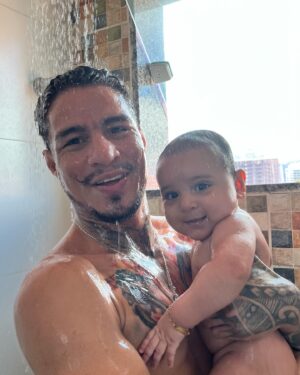 Felipe Colares Instagram - O sonho dele era ser pai, foi em maio de 2021, depois da sua luta no UFC contra o Luck Sanders, em que saiu vitorioso que, ao retornar para casa, veio o tão sonhado pedido: “amor, vamos ter um filho? Eu estou pronto pra ser pai. Você está pronta pra ser mãe?”. E eu respondi que sim. Desde aí, começamos a idealizar como ele ou ela seria. De cara, já decidimos o nome. Se fosse menino, Rhavi - significa sol. Se menina, Luna - lua. Já que somos amantes e admiradores da natureza, do sol e da lua. 
Ao descobrir que, finalmente, estávamos grávidos, preparei uma surpresa pra ele, chamei-o para conversar, ele ficou apreensivo (pensando que tinha feito algo de errado). Até que chegou à empresa, @rodrigobabi e @douglasmouramma estavam dando aula, todos os alunos viram a emoção que foi quando ele recebeu a notícia. Vocês lembram? Ele saiu gritando “eu vou ser papai!”. E foi assim que eu conheci mais uma versão do ser humano mais incrível do mundo. Não bastava ele ser só o atleta, nem só o marido, o filho, ele tinha que ser O PAI. Sempre esteve ao meu lado em todos os momentos da gestação e até os 10 meses do Rhavi. Hoje, nosso pequeno completa 1 aninho, infelizmente, ele não está aqui em matéria, mas sei que está cuidando da gente, nos iluminando e protegendo para todo sempre. Obrigada por ser esse pai maravilhoso, minha vida! Rhavi saberá do superpai que você sempre foi. 
Feliz vida ao nosso Rhavi 🎂❤️💎