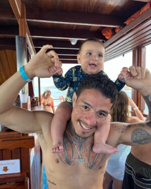 Felipe Colares Instagram - O sonho dele era ser pai, foi em maio de 2021, depois da sua luta no UFC contra o Luck Sanders, em que saiu vitorioso que, ao retornar para casa, veio o tão sonhado pedido: “amor, vamos ter um filho? Eu estou pronto pra ser pai. Você está pronta pra ser mãe?”. E eu respondi que sim. Desde aí, começamos a idealizar como ele ou ela seria. De cara, já decidimos o nome. Se fosse menino, Rhavi - significa sol. Se menina, Luna - lua. Já que somos amantes e admiradores da natureza, do sol e da lua. 
Ao descobrir que, finalmente, estávamos grávidos, preparei uma surpresa pra ele, chamei-o para conversar, ele ficou apreensivo (pensando que tinha feito algo de errado). Até que chegou à empresa, @rodrigobabi e @douglasmouramma estavam dando aula, todos os alunos viram a emoção que foi quando ele recebeu a notícia. Vocês lembram? Ele saiu gritando “eu vou ser papai!”. E foi assim que eu conheci mais uma versão do ser humano mais incrível do mundo. Não bastava ele ser só o atleta, nem só o marido, o filho, ele tinha que ser O PAI. Sempre esteve ao meu lado em todos os momentos da gestação e até os 10 meses do Rhavi. Hoje, nosso pequeno completa 1 aninho, infelizmente, ele não está aqui em matéria, mas sei que está cuidando da gente, nos iluminando e protegendo para todo sempre. Obrigada por ser esse pai maravilhoso, minha vida! Rhavi saberá do superpai que você sempre foi. 
Feliz vida ao nosso Rhavi 🎂❤️💎