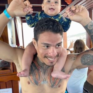 Felipe Colares Instagram - O sonho dele era ser pai, foi em maio de 2021, depois da sua luta no UFC contra o Luck Sanders, em que saiu vitorioso que, ao retornar para casa, veio o tão sonhado pedido: “amor, vamos ter um filho? Eu estou pronto pra ser pai. Você está pronta pra ser mãe?”. E eu respondi que sim. Desde aí, começamos a idealizar como ele ou ela seria. De cara, já decidimos o nome. Se fosse menino, Rhavi - significa sol. Se menina, Luna - lua. Já que somos amantes e admiradores da natureza, do sol e da lua. 
Ao descobrir que, finalmente, estávamos grávidos, preparei uma surpresa pra ele, chamei-o para conversar, ele ficou apreensivo (pensando que tinha feito algo de errado). Até que chegou à empresa, @rodrigobabi e @douglasmouramma estavam dando aula, todos os alunos viram a emoção que foi quando ele recebeu a notícia. Vocês lembram? Ele saiu gritando “eu vou ser papai!”. E foi assim que eu conheci mais uma versão do ser humano mais incrível do mundo. Não bastava ele ser só o atleta, nem só o marido, o filho, ele tinha que ser O PAI. Sempre esteve ao meu lado em todos os momentos da gestação e até os 10 meses do Rhavi. Hoje, nosso pequeno completa 1 aninho, infelizmente, ele não está aqui em matéria, mas sei que está cuidando da gente, nos iluminando e protegendo para todo sempre. Obrigada por ser esse pai maravilhoso, minha vida! Rhavi saberá do superpai que você sempre foi. 
Feliz vida ao nosso Rhavi 🎂❤️💎