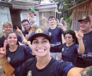 Felipe Colares Instagram - Hoje, talvez, eu esteja começando a entender o motivo de tudo. Esta missão nunca foi do Felipe, sempre foi nossa. Felipe era tão puro, um ser humano tão iluminado, que não precisou viver muito porque ele tinha mais a ensinar do que aprender. Ele ensinou sobre amor ao próximo, sobre ser persistente nos objetivos, sobre viver intensamente e realizar seus sonhos, ele ensinou sobre caridade, sobre igualdade. Felipe não tinha frescura com nada, ele comia num restaurante caro ou na tia que vendia marmita na esquina. Após a luta, ele não ficava na área restrita aos atletas famosos, ele queria mesmo era ficar na arquibancada com a plateia, com os fãs. E, por onde ele passou, cativou muitos corações. Ele não precisava forçar sorrisos ou demonstrar ser o que não era. Ele, simplesmente, era. Com aquele sorrisão no rosto, jeitinho de menino e decisões de homem, aquele menino que saiu da baixada das Pedrinhas, no extremo norte do país, ganhou o mundo com seu jeito humano de ser. Ele veio aqui, construiu um nome, realizou seus sonhos, viveu em 29 anos o que muitos não têm a oportunidade de viver uma vida inteira, escreveu o primeiro capítulo desta história e partiu na velocidade da luz. Virou anjo, estrela, o sol que nos ilumina e a lua que nos traz acalanto num momento de dor e saudade. Ele deixou a missão para que a gente terminasse, cumprisse, e nós não falharemos. Vamos fazer valer cada lição que ele deixou aqui e eu tenho certeza que, muito em breve, colheremos os bons frutos deste lindo projeto. 

Minha vida, ilumina e nos protege daí, que a gente resolve aqui, tá bom? 
Para todo sempre, nós 🤍

#familiaifcc #moment #memorie #projetosocial #acaosocial #acaosolidaria #instituto #artesmarciais #luto #saudades