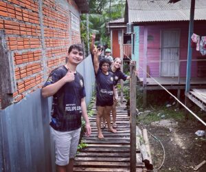 Felipe Colares Instagram - Hoje, talvez, eu esteja começando a entender o motivo de tudo. Esta missão nunca foi do Felipe, sempre foi nossa. Felipe era tão puro, um ser humano tão iluminado, que não precisou viver muito porque ele tinha mais a ensinar do que aprender. Ele ensinou sobre amor ao próximo, sobre ser persistente nos objetivos, sobre viver intensamente e realizar seus sonhos, ele ensinou sobre caridade, sobre igualdade. Felipe não tinha frescura com nada, ele comia num restaurante caro ou na tia que vendia marmita na esquina. Após a luta, ele não ficava na área restrita aos atletas famosos, ele queria mesmo era ficar na arquibancada com a plateia, com os fãs. E, por onde ele passou, cativou muitos corações. Ele não precisava forçar sorrisos ou demonstrar ser o que não era. Ele, simplesmente, era. Com aquele sorrisão no rosto, jeitinho de menino e decisões de homem, aquele menino que saiu da baixada das Pedrinhas, no extremo norte do país, ganhou o mundo com seu jeito humano de ser. Ele veio aqui, construiu um nome, realizou seus sonhos, viveu em 29 anos o que muitos não têm a oportunidade de viver uma vida inteira, escreveu o primeiro capítulo desta história e partiu na velocidade da luz. Virou anjo, estrela, o sol que nos ilumina e a lua que nos traz acalanto num momento de dor e saudade. Ele deixou a missão para que a gente terminasse, cumprisse, e nós não falharemos. Vamos fazer valer cada lição que ele deixou aqui e eu tenho certeza que, muito em breve, colheremos os bons frutos deste lindo projeto. 

Minha vida, ilumina e nos protege daí, que a gente resolve aqui, tá bom? 
Para todo sempre, nós 🤍

#familiaifcc #moment #memorie #projetosocial #acaosocial #acaosolidaria #instituto #artesmarciais #luto #saudades