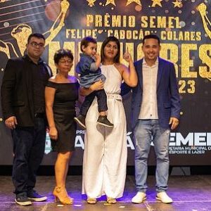 Felipe Colares Instagram - Ontem foi um dia grandioso para o esporte na cidade de Macapá. O Prêmio SEMEL Felipe Cabocão Colares - Melhores no esporte 2023 - homenageou nosso eterno campeão @felipecabocaoufc , reconhecendo a importância do seu legado para esporte amapaense, assim como valorizou outros grandes atletas e treinadores que se destacaram em diversas modalidades no ano passado. Esse momento se torna importante para a história do esporte na capital, pois reconhece os esforços e desafios dos atletas profissionais que carregam a bandeira no nosso Estado pelo mundo afora, assim como Felipe sempre fez, com muito orgulho, garra e coração. 
Diante disso, deixo registrado aqui meu agradecimento ao secretário de esporte do município @brunoigreja pelo convite e pela linda homenagem, além, claro, da surpresa que veio no final: a SEMEL presenteará o Instituto Felipe Cabocão Colares - Pedrinhas de Ouro com os primeiros materiais esportivos para nossas crianças. Eu não tenho palavras para agradecer por isso.
Ademais, também parabenizo o secretário e toda sua equipe por idealizarem este momento regado de emoção, valorização e reconhecimento aos atletas da nossa cidade. Eles não merecem menos que isso. 
Parabéns!
.
#premio #homenagem #esporte #melhoresdoesporte2023