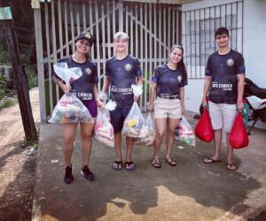 Felipe Colares Instagram - Hoje, talvez, eu esteja começando a entender o motivo de tudo. Esta missão nunca foi do Felipe, sempre foi nossa. Felipe era tão puro, um ser humano tão iluminado, que não precisou viver muito porque ele tinha mais a ensinar do que aprender. Ele ensinou sobre amor ao próximo, sobre ser persistente nos objetivos, sobre viver intensamente e realizar seus sonhos, ele ensinou sobre caridade, sobre igualdade. Felipe não tinha frescura com nada, ele comia num restaurante caro ou na tia que vendia marmita na esquina. Após a luta, ele não ficava na área restrita aos atletas famosos, ele queria mesmo era ficar na arquibancada com a plateia, com os fãs. E, por onde ele passou, cativou muitos corações. Ele não precisava forçar sorrisos ou demonstrar ser o que não era. Ele, simplesmente, era. Com aquele sorrisão no rosto, jeitinho de menino e decisões de homem, aquele menino que saiu da baixada das Pedrinhas, no extremo norte do país, ganhou o mundo com seu jeito humano de ser. Ele veio aqui, construiu um nome, realizou seus sonhos, viveu em 29 anos o que muitos não têm a oportunidade de viver uma vida inteira, escreveu o primeiro capítulo desta história e partiu na velocidade da luz. Virou anjo, estrela, o sol que nos ilumina e a lua que nos traz acalanto num momento de dor e saudade. Ele deixou a missão para que a gente terminasse, cumprisse, e nós não falharemos. Vamos fazer valer cada lição que ele deixou aqui e eu tenho certeza que, muito em breve, colheremos os bons frutos deste lindo projeto. 

Minha vida, ilumina e nos protege daí, que a gente resolve aqui, tá bom? 
Para todo sempre, nós 🤍

#familiaifcc #moment #memorie #projetosocial #acaosocial #acaosolidaria #instituto #artesmarciais #luto #saudades