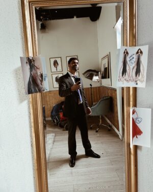Felipe Contreras Instagram - ESPEJO DE ILUSIONES!! 
Cómo va esa semana ?? 🌟
.
.
#lasatreria #ignacio #espera #behindthescenes 💫