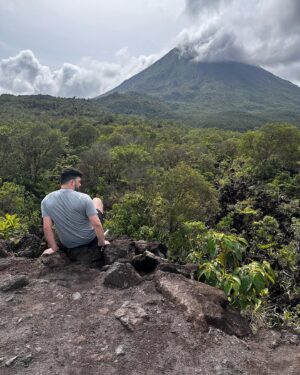 Félix-Antoine Tremblay Instagram - C’est dans ce genre de journée grise que j’aime me souvenir de ces moments inoubliables. ☀️ 🌺 🦎 #experiencetransat