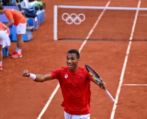 Félix Auger Aliassime Instagram - First Olympic medal 😆🥉🇨🇦 What a week with @gabydabrowski 

Hard to describe what this medal means and the honor it has been to represent Canada 🙌🏽 The Olympics hold a special place in my heart and I’m ready to go for another one tomorrow ❤️💪🏽 Cmon

📸: ITF images via Dubreuil/Kopatsch/Zimmer | #2 Matthew Stockman