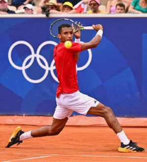 Félix Auger Aliassime Instagram - QF MOOD 😆🙌🏽
The climb continues…ALLEZ 🇨🇦

📷ITF images via Dubreuil/Kopatsch/Zimmer