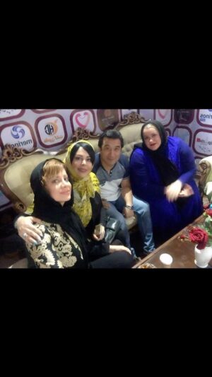 Felor Nazari Instagram - مراسم خیریه مشهد که بصورت روتین می رفتیم همچنین مرکز  نگهداری بچه های بی سرپرست از نوزادی تا هجده سالگی سر می زدیم
یادش به خیر 
افراد مشهور کارایی های زیادی دارند یکیش این خیریه هاست و در سیل و زلزله همچنین و در آزادی زندانیان جرائم غیر عمد ما از مردم و به خود مردم تعلق داریم همین و همین منتی به سر هیچکس نداریم و انجام وظیفه می کنیم با قلبمون ، کسی ما رو به زور وادار به کاری نمی کنه ما قدم با عشق می گذاریم  اینجاها . خدا توفیق خدمت همچنان به ما عطا کنه
#شراره_رخام #فلورنظری #نعیمه_نظام_دوست #خداداد_عزیزی #خیریه #مردم