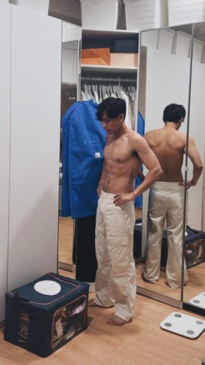 Fendy Chow Instagram - Padahal laundry uda dijemput, dianterin tapi males banget rasanya rapihin ke dalem lemari, ada yang gitu juga gak? 😛

Ujung ujungnya baju yang dipake itu itu aja, dan yang di ujung ujung dalem lemari yawdalah jadi kenang-kenangan ajah 😂

Ohh untuk urusan laundry the one and only @kireiwash 🔥