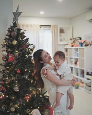 Fendy Chow Instagram - Merry christmas from us 🎅🏻 🎄 

Pertama kalinya avery kenalan sama santa, bantuin decor pohon natal dan dapet kado banyak banget dari santa ❤️

Have a blessed christmas everyone! 😇
