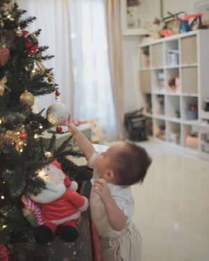 Fendy Chow Instagram - Merry christmas from us 🎅🏻 🎄 

Pertama kalinya avery kenalan sama santa, bantuin decor pohon natal dan dapet kado banyak banget dari santa ❤️

Have a blessed christmas everyone! 😇