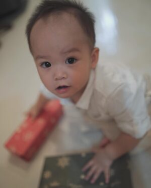 Fendy Chow Instagram - Merry christmas from us 🎅🏻 🎄 

Pertama kalinya avery kenalan sama santa, bantuin decor pohon natal dan dapet kado banyak banget dari santa ❤️

Have a blessed christmas everyone! 😇