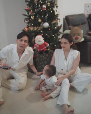 Fendy Chow Instagram - Merry christmas from us 🎅🏻 🎄 

Pertama kalinya avery kenalan sama santa, bantuin decor pohon natal dan dapet kado banyak banget dari santa ❤️

Have a blessed christmas everyone! 😇